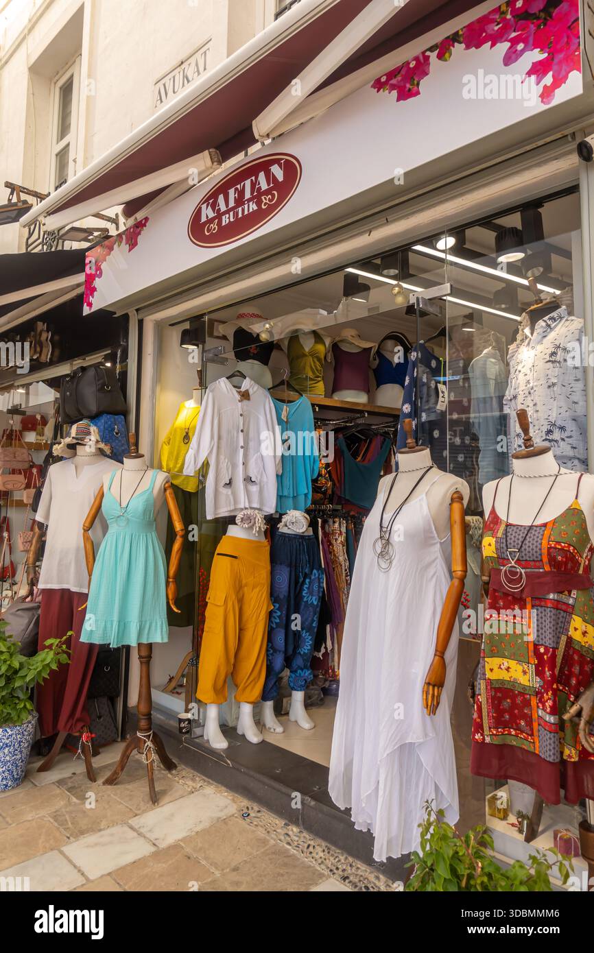 Farbenfrohe Sommerkleidung im Bohème-Stil, im Bodrum Street Corner Market Shop in der Türkei Stockfoto