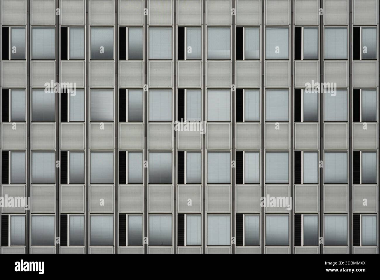 The Grid of Innovation: Transparenz und Privatsphäre der von Andrea Roost Architekt neu gestaltete PostParc Bern in der Schweiz zeigt eine minimalistische Bürofassade mit rhythmischem Fensterspiel. Stockfoto