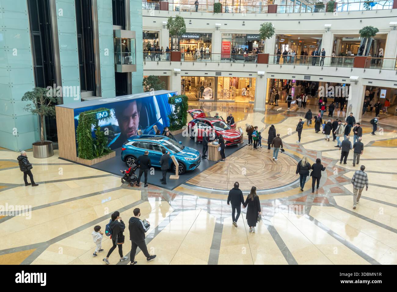 İstinye Park Einkaufszentrum in Istanbul, Türkei. Die ausgestellten Fahrzeuge stammen von der chinesischen Automarke BYD Stockfoto