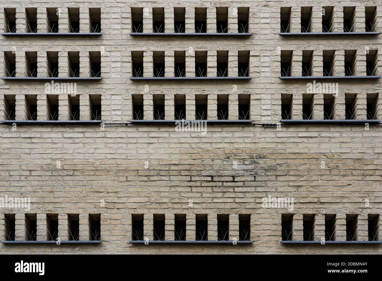 Antwerpen, Belgien, Hausfassade mit kleinen rechteckigen Fenstern, Taubenschutz mit dünnen spitzen Metallstäben Stockfoto