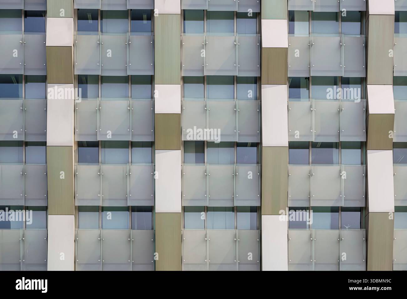 Mailand, Italien, Fassade des Bürogebäudes Famagosta 75, entworfen von AF517 Alfonso Femia, mit alternierenden Tafeln in weiß- und Beigetönen, kombiniert mit mattierten Glaselementen und vertikalen Fensterleisten Stockfoto
