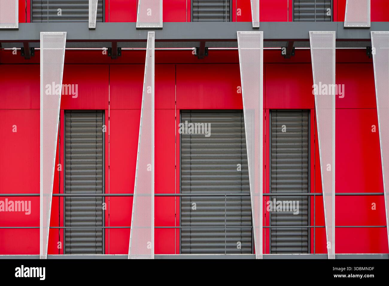 Rote Fassadengeometrie, Grenoble, Frankreich, von SOHO Architects entworfene Fassade für Bürogebäude, kräftige rote Paneele mit vertikalen Metallelementen, Stockfoto