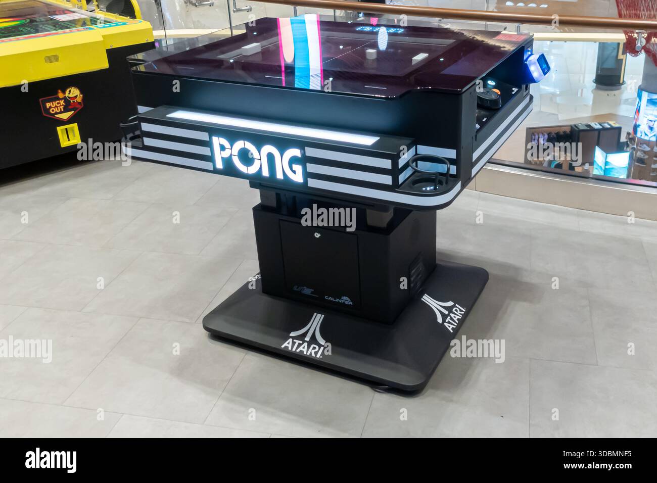 Elektromechanischer Atari Pong Cocktailtisch. Das physische Spiel verwendet Motoren, Gürtel und Magnete, um einen Kubus „Ball“ und Paddel auf der Tischoberfläche zu bewegen und so das klassische Videospiel in einem 3D-Format nachzubilden. Stockfoto