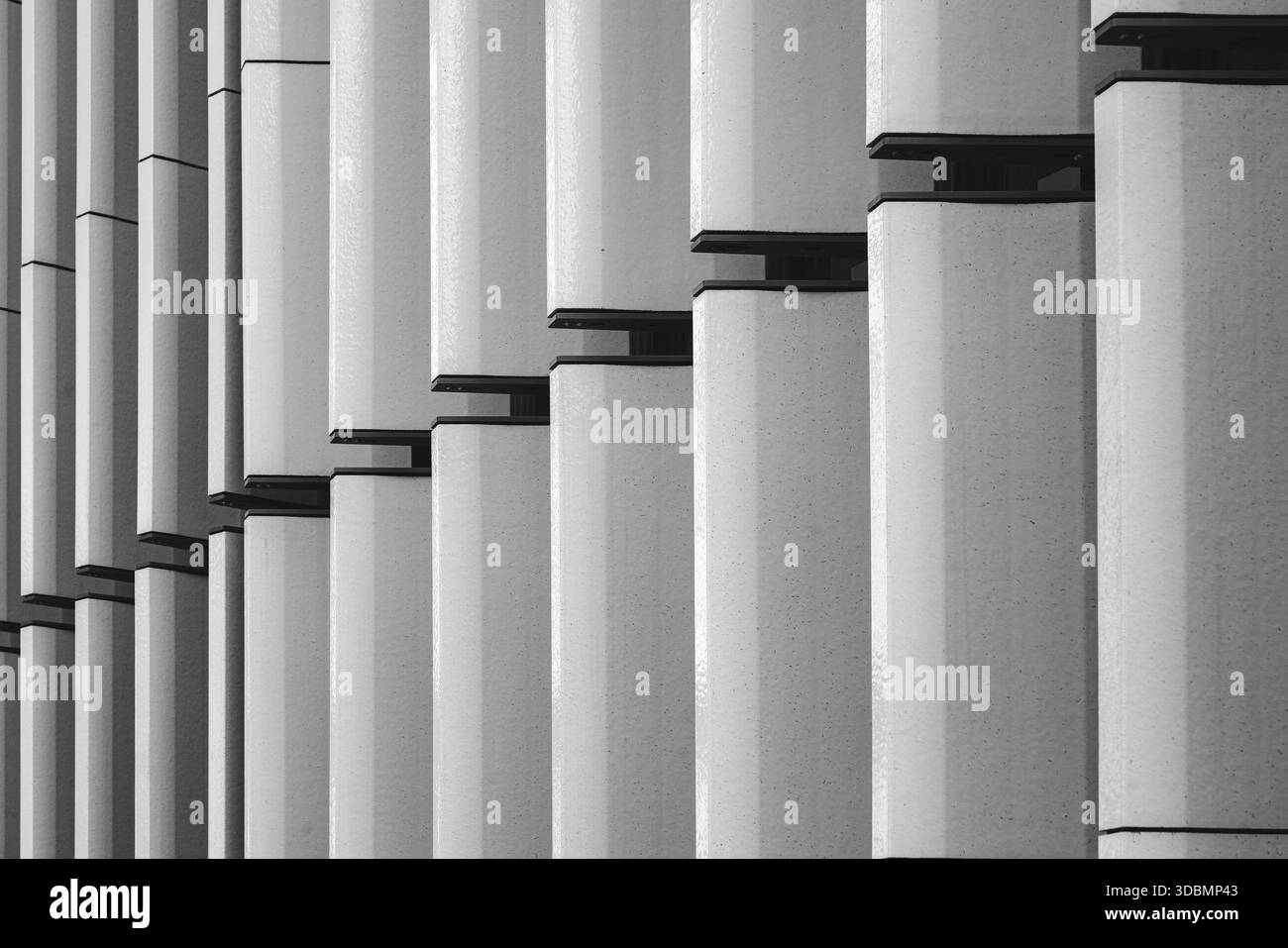 Salzburg, Österreich, Fassadendetail von Paracelsus Bad & Kurhaus mit rhythmischer Anordnung von Steinsäulen, die ein geometrisches Muster bilden, entworfen von BERGER + PARKKINEN Architects Stockfoto