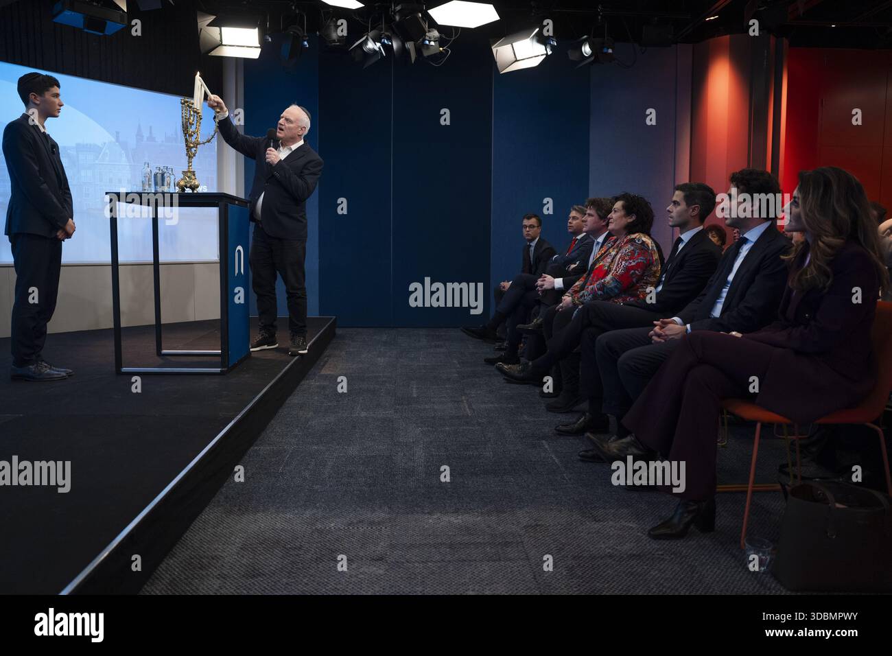 DIE HAAG – Kerzen werden während eines Chanukka-Treffens im Repräsentantenhaus angezündet. Das Treffen wurde von der SGP (Christlich-Demokratische Partei) organisiert. ANP JEROEN JUMELET niederlande Out - belgien Out Stockfoto