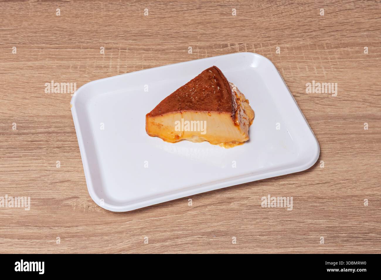 Quesillo, bei dem Kokosnuss in die Mischung aus Ei und Kondensmilch eingearbeitet wird, wodurch eine leicht körnige Textur und eine charakteristische Tropica entsteht Stockfoto