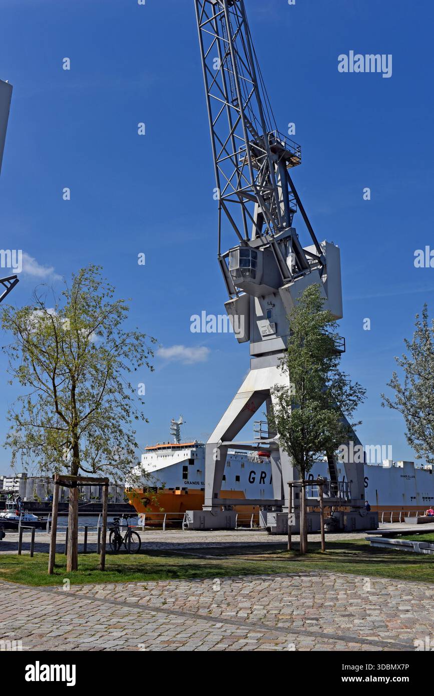 Europa, Deutschland, Hansestadt Hamburg, HafenCity, Strandhöft, historischer Kran von 1968, im Hintergrund Autotransporter der Grimaldi Lines Stockfoto