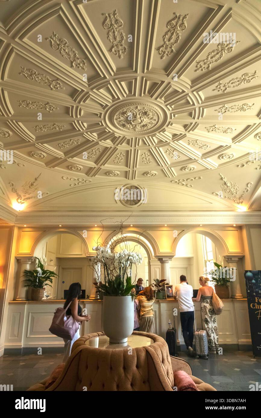 England, Somerset, Bath, Bath Spa Hotel, Hotellobby und Rezeption Stockfoto