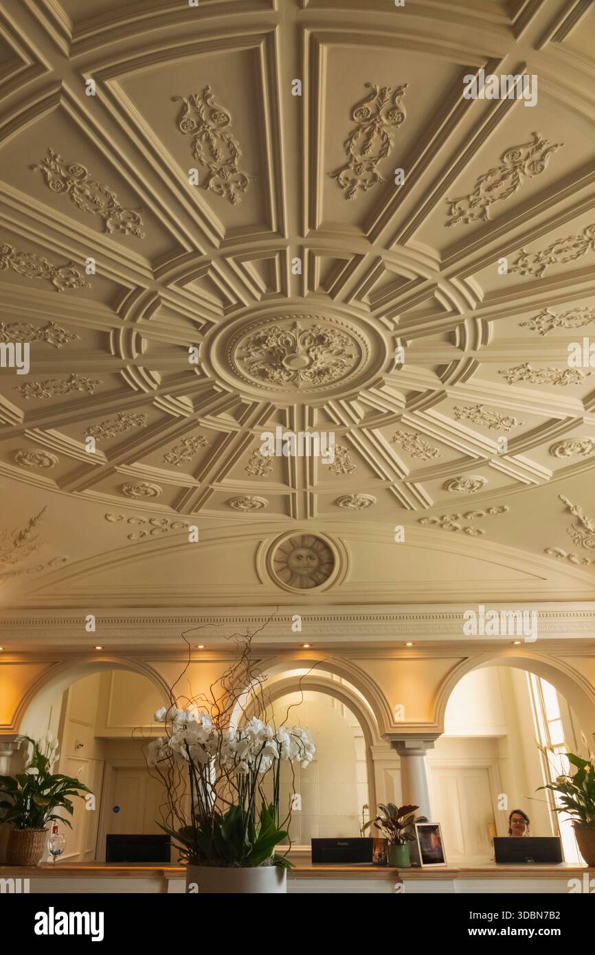 England, Somerset, Bath, Bath Spa Hotel, Hotellobby und Rezeption Stockfoto