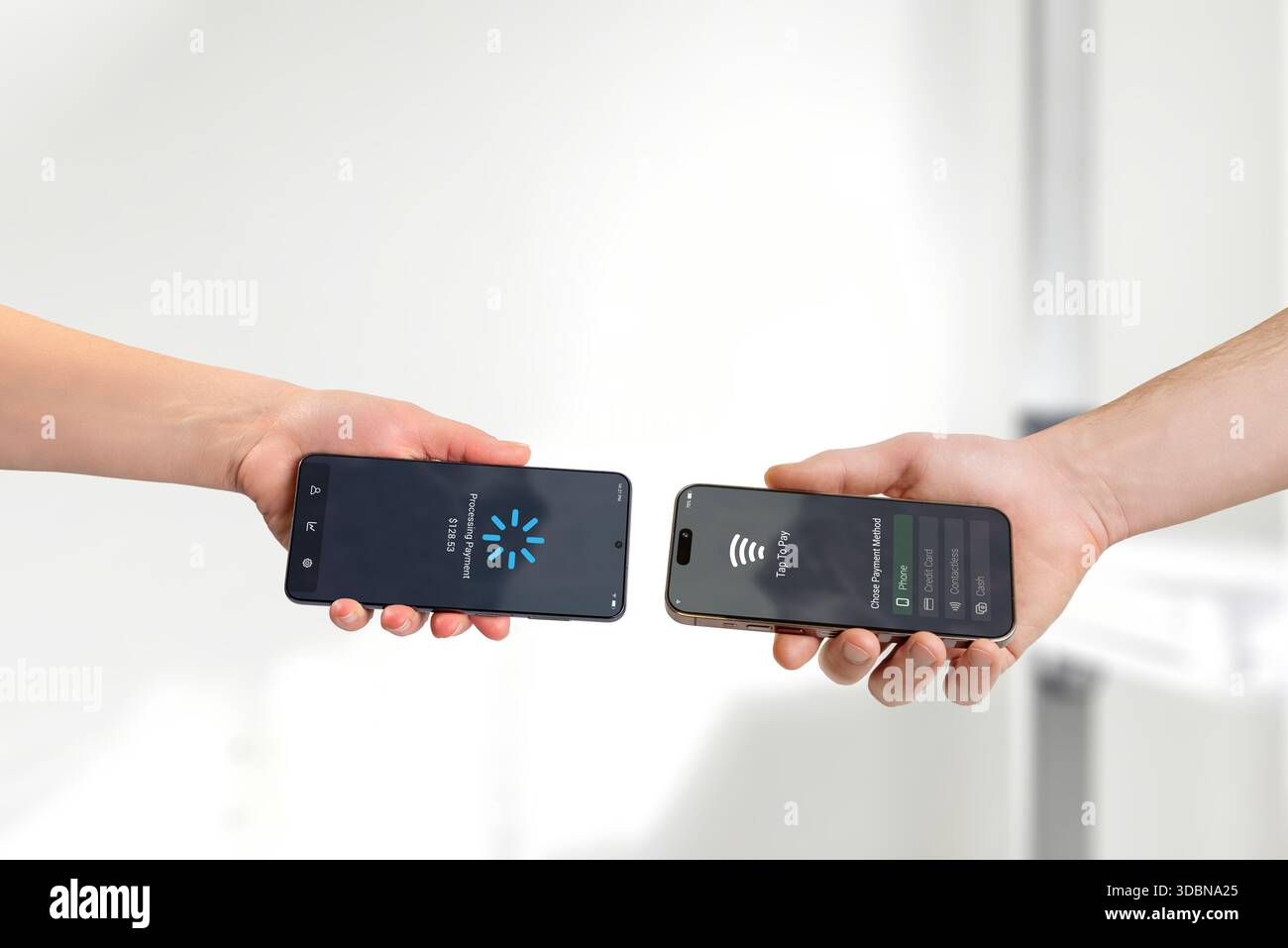 Kontaktlose Verarbeitung von Smartphone-Zahlungen zwischen mobilen Geräten, Anzeige des Transaktionsablaufs und des Bildschirms für den digitalen Zahlungsstatus Stockfoto