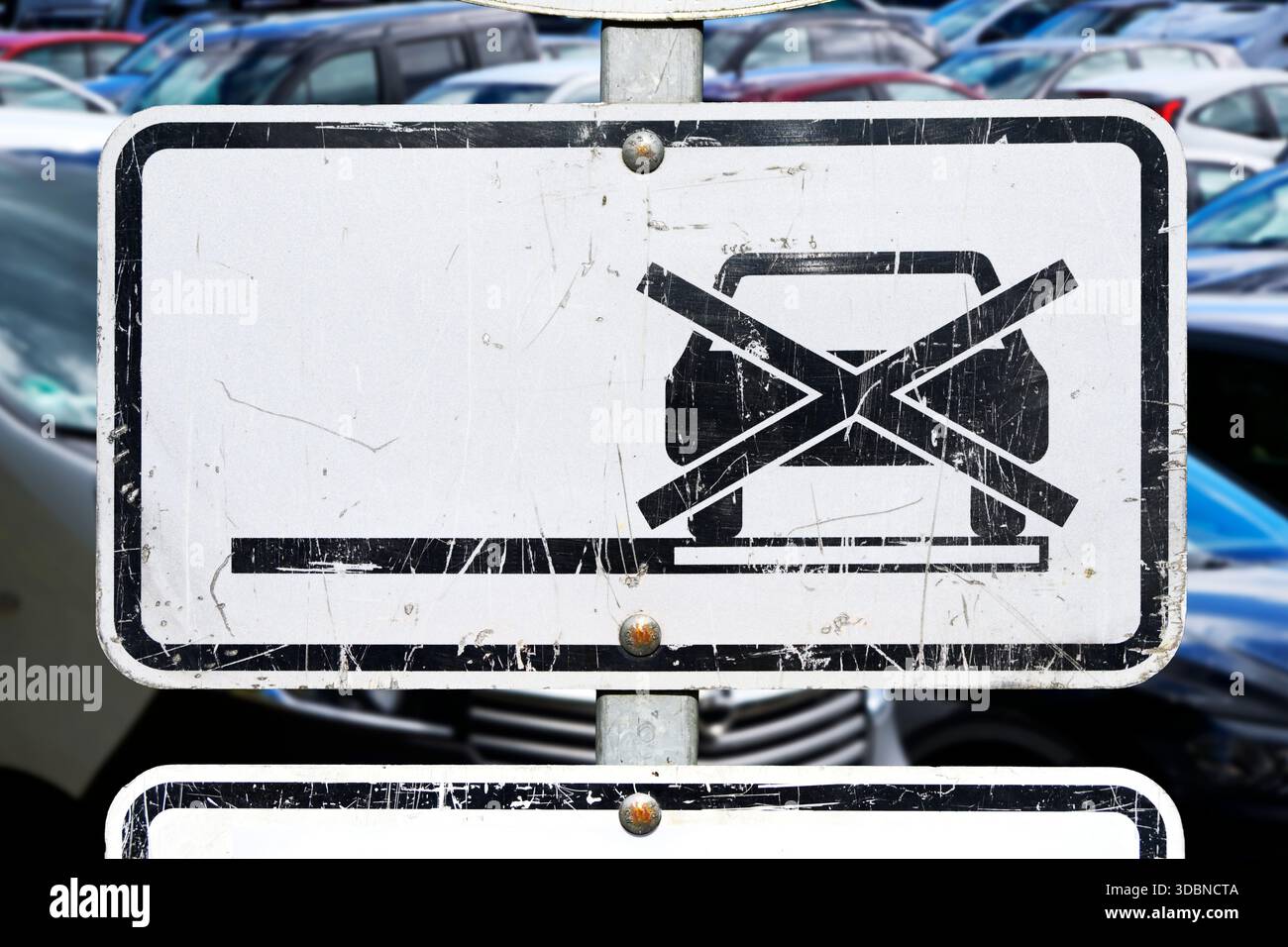 Verkehrsschild mit durchgestrichenem Autosymbol, symbolisches Foto des Verbrennungsmotorverbots, Fotomontage Stockfoto