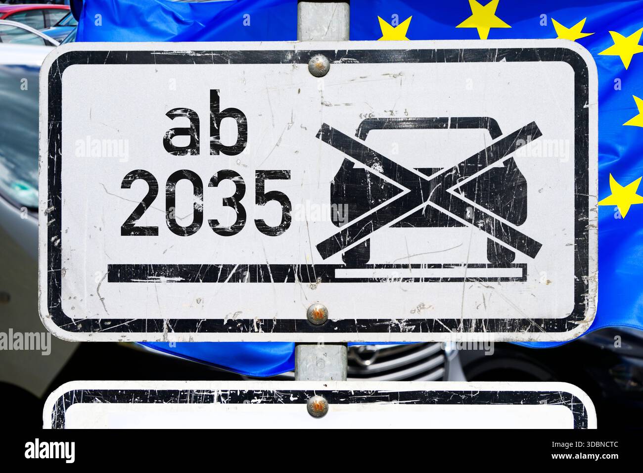 Verkehrsschild mit durchgestrichenem Pkw-Symbol und Aufschrift von 2035, symbolisches Foto des Verbots von Verbrennungsmotoren für Neuwagen aus dem Jahr 2035 in der EU, Fotomontage Stockfoto