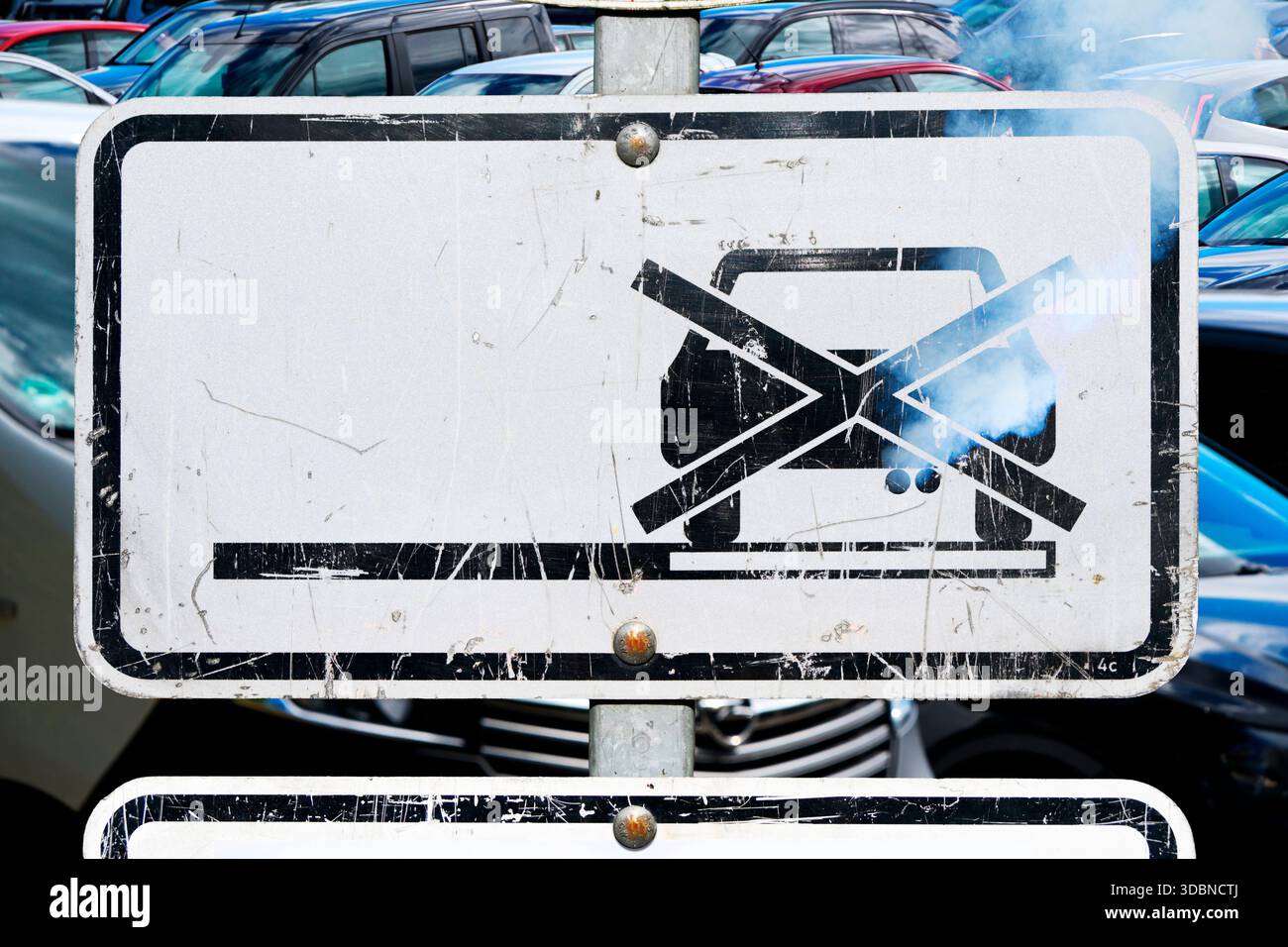 Rauchendes Verkehrsschild mit durchgestrichenem Autosymbol, symbolisches Foto des Verbrennungsmotorverbots, Fotomontage Stockfoto