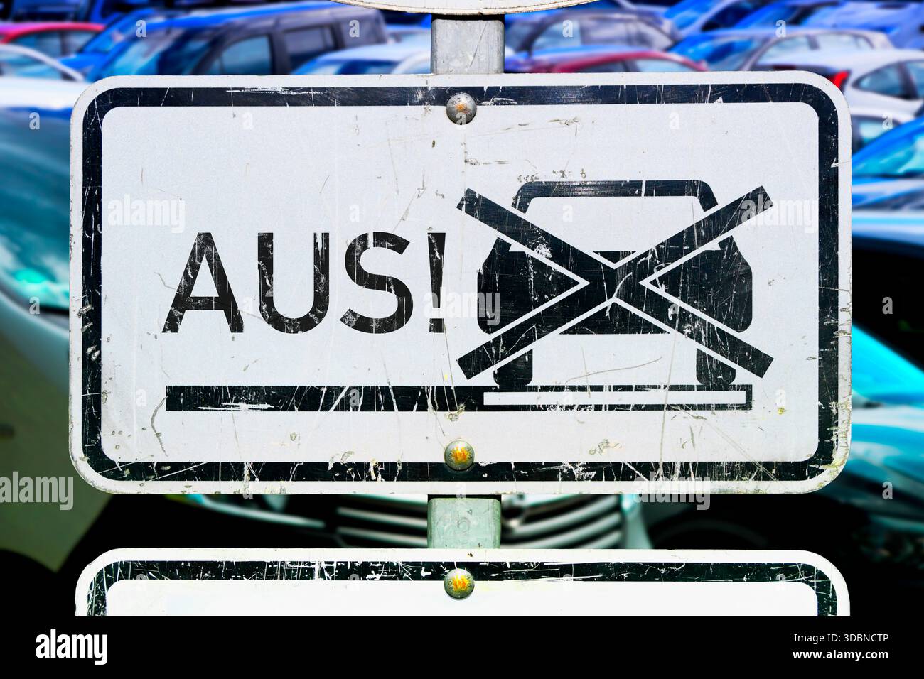 Verkehrsschild mit durchgestrichenem Autosymbol und den Worten „aus!“, symbolisches Foto des Verbrennungsmotors aus, Fotomontage Stockfoto