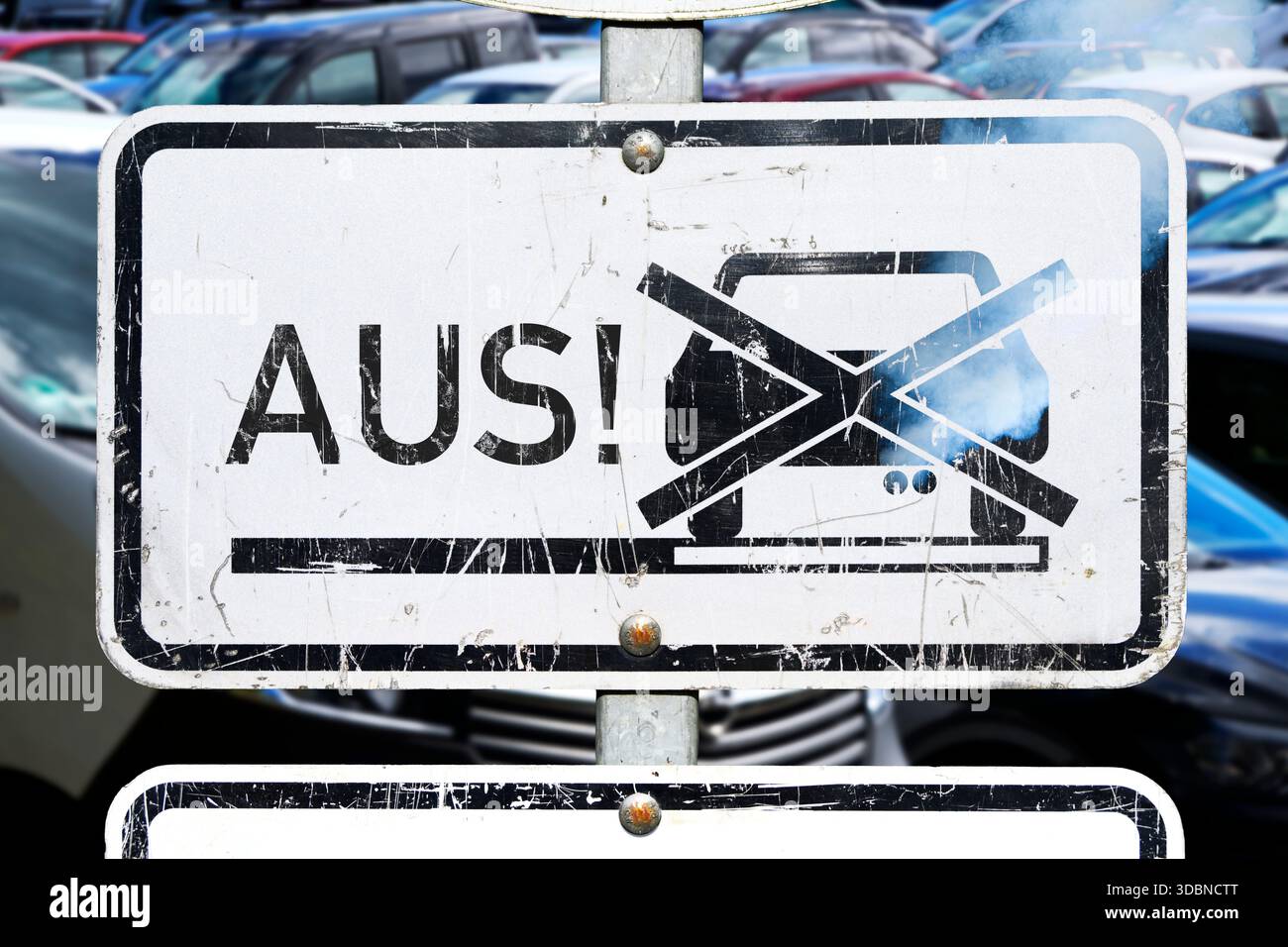 Rauchendes Verkehrsschild mit durchgestrichenem Autosymbol und der Aufschrift „Off!“, Symbol Foto Verbrennungsmotor aus, Fotomontage Stockfoto