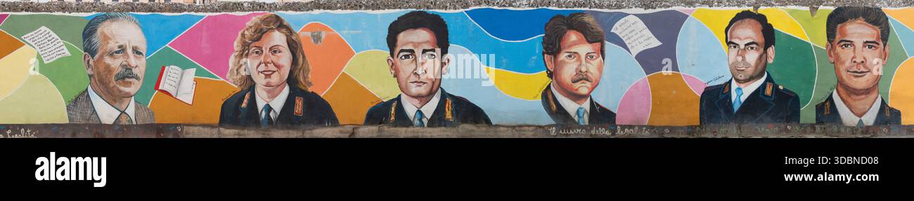 Panoramablick auf die „Mauer der Legalität“ in Palermo, Sizilien, mit Porträts des Anti-Mafia-Magistrats Paolo Borsellino und seiner Polizeieskorte, die 1992 beim Bombenanschlag über D'Amelio starben. Eine Hommage an diejenigen, die das organisierte Verbrechen in Italien, Palermo, Sizilien und Italien bekämpft haben Stockfoto