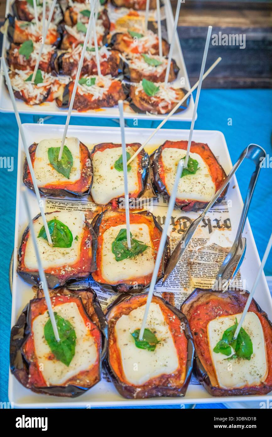 Street Food auf dem traditionellen Ballaro Markt, berühmt für seine lebhafte Atmosphäre, lokale Aromen und sizilianische Spezialitäten. Palermo, Provinz Palermo, Sizilien, Italien Stockfoto