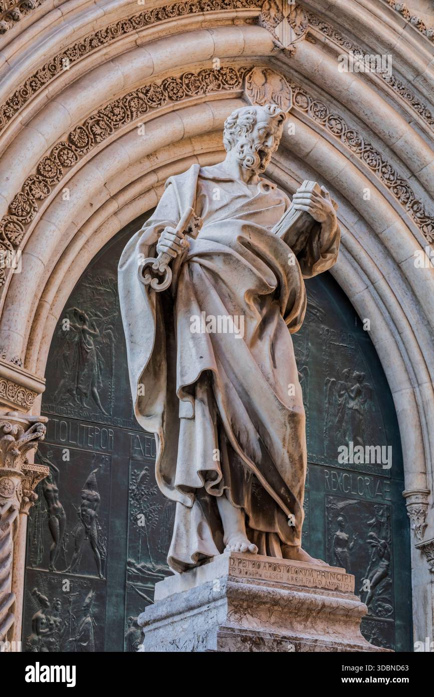 Statue des Apostels St. Peter mit den Schlüsseln und einem Buch am Eingang der Kathedrale von Palermo, Sizilien, Italien Stockfoto
