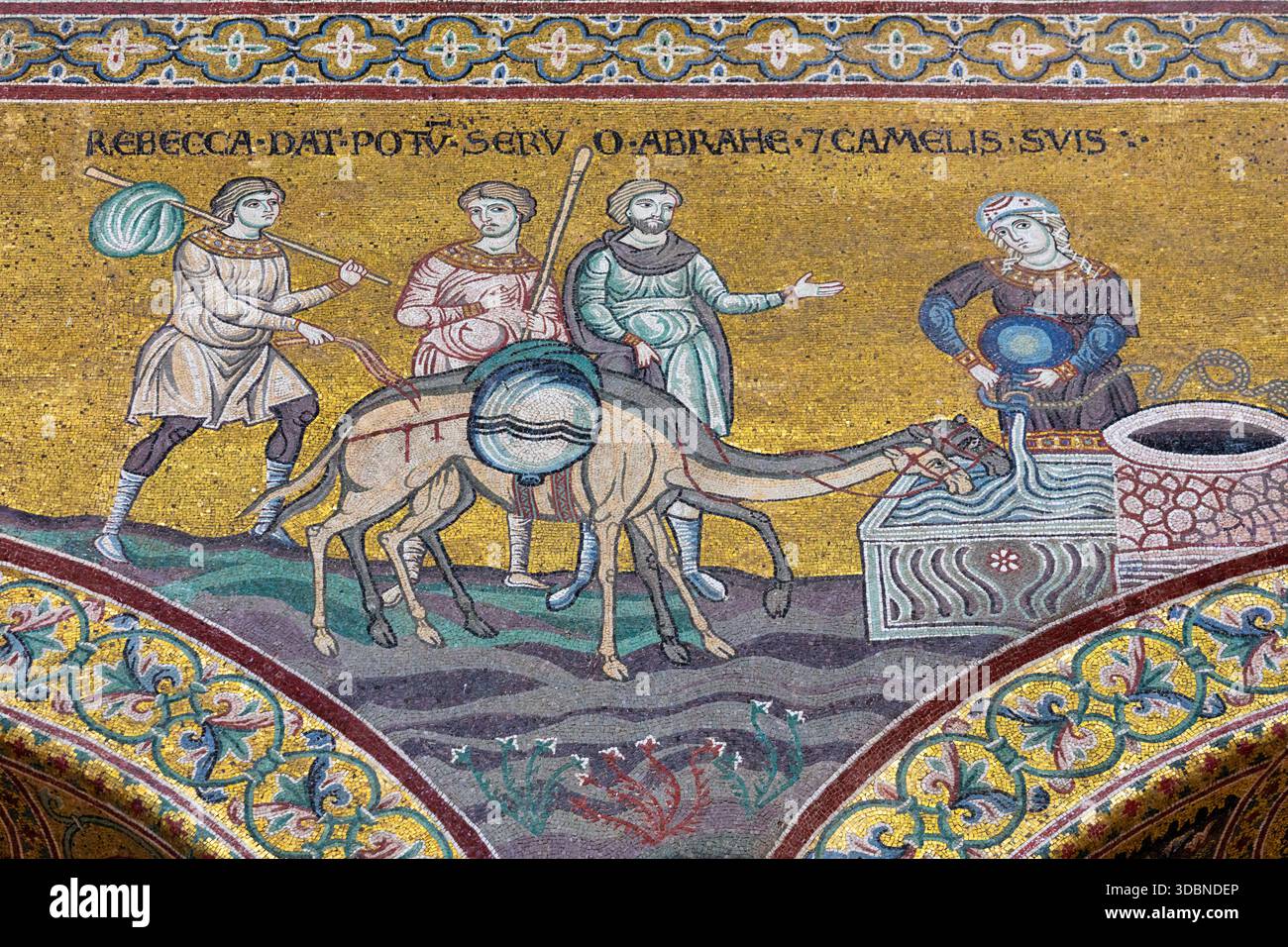 Byzantinisches Mosaik, das Rebecca zeigt, wie sie Wasser aus dem Brunnen zieht, um es dem Diener Abrahams und seinen Kamelen darzubringen, o einen Schlüsselmoment aus dem Buch Genesis, der zur Begegnung mit Isaak führt. Detailreiche Szene aus der Kathedrale von Monreale. Provinz Palermo, Sizilien, Italien Stockfoto