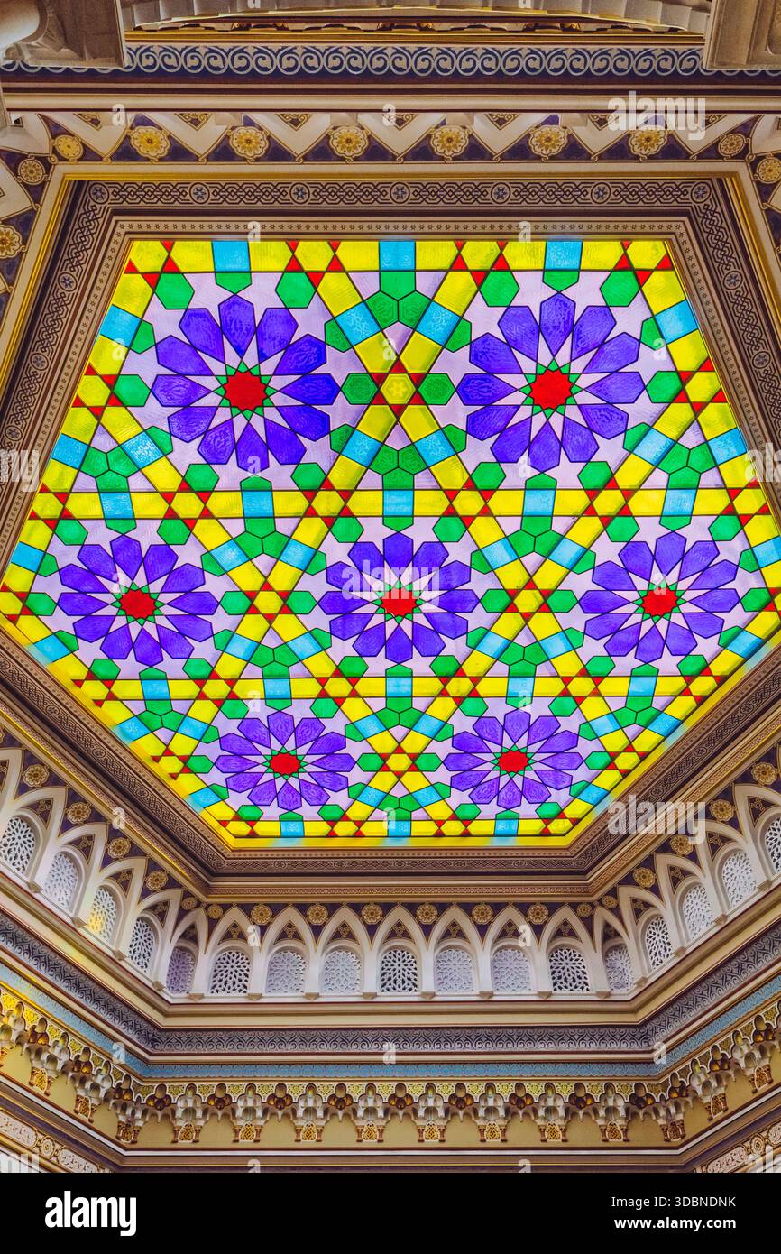 Buntglasdecke im Rathaus von Sarajevo (Vijecnica) mit geometrischen Mustern im maurischen Revival und lebhaften Farben. Sarajevo, Bosnien und Herzegowina Stockfoto