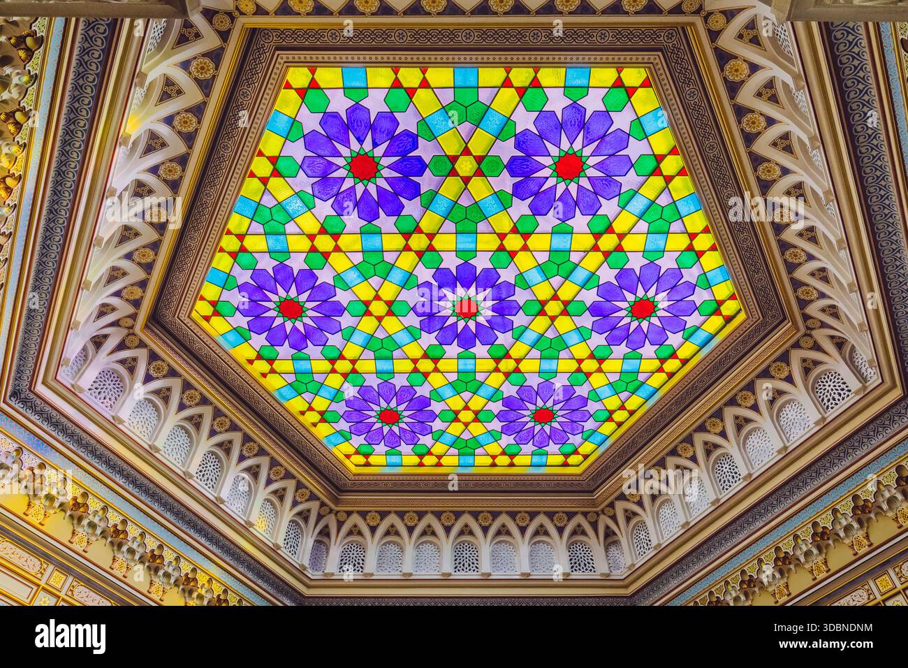 Buntglasdecke im Rathaus von Sarajevo (Vijecnica) mit geometrischen Mustern im maurischen Revival und lebhaften Farben. Sarajevo, Bosnien und Herzegowina Stockfoto