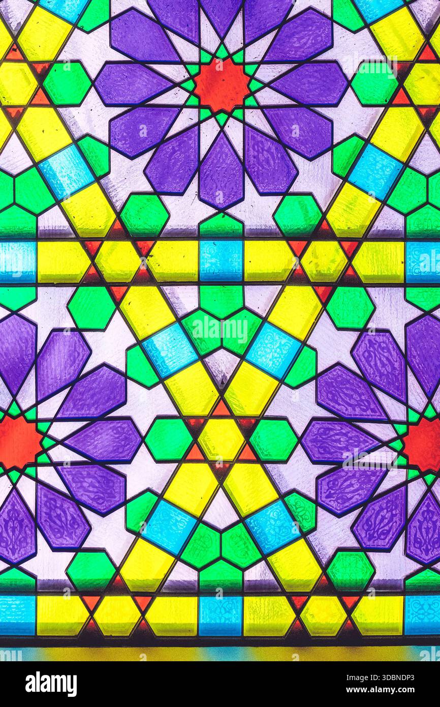 Buntglasdecke im Rathaus von Sarajevo (Vijecnica) mit geometrischen Mustern im maurischen Revival und lebhaften Farben. Sarajevo, Bosnien und Herzegowina Stockfoto