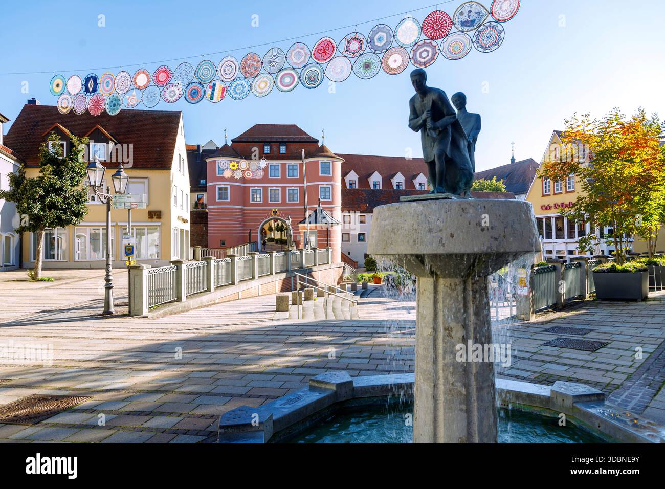 Fischerplatz mit Fischbrunnen auf der Altstadtinsel Ried mit Blick auf das Rieder Tor, Donauwörth, Donau-Ries, Bayerisches Schwaben, Schwaben, Bayern, Deutschland Stockfoto