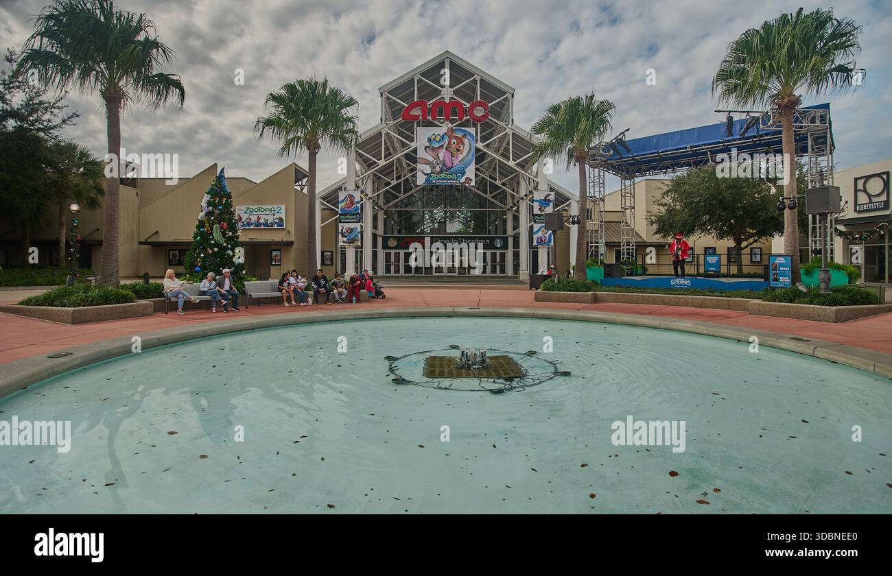 Orlando, Florida, USA-9. Dezember 2025: Disney Springs im Walt Disney World Resort. Nachmittagsaufnahme mit AMC-Kinos Stockfoto