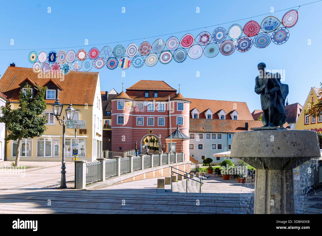 Fischerplatz mit Fischbrunnen auf der Altstadtinsel Ried mit Blick auf das Rieder Tor, Donauwörth, Donau-Ries, Bayerisches Schwaben, Schwaben, Bayern, Deutschland Stockfoto