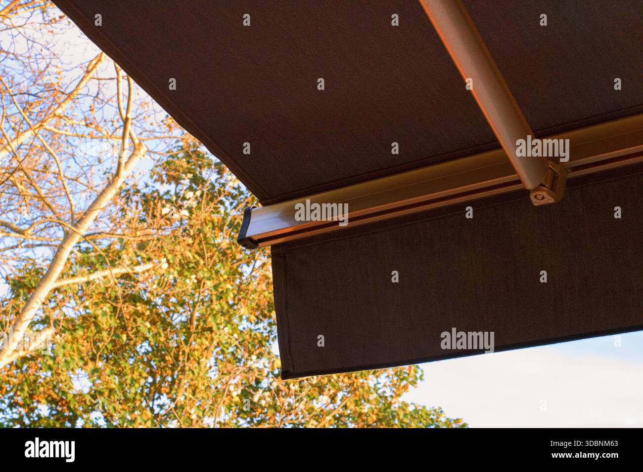 Sonnenschutz-Markise vor Stoffmaterial Stockfoto