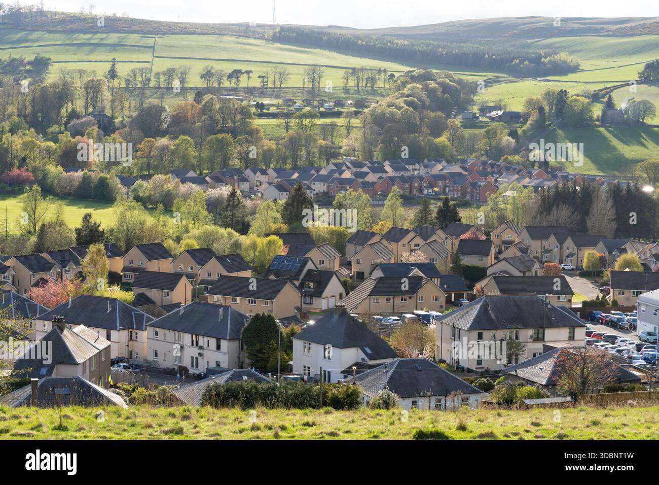 Ein angenehmes Anwesen in Peebles, mit grünen Straßen, grünen Hügeln und malerischer Landschaft. Stockfoto