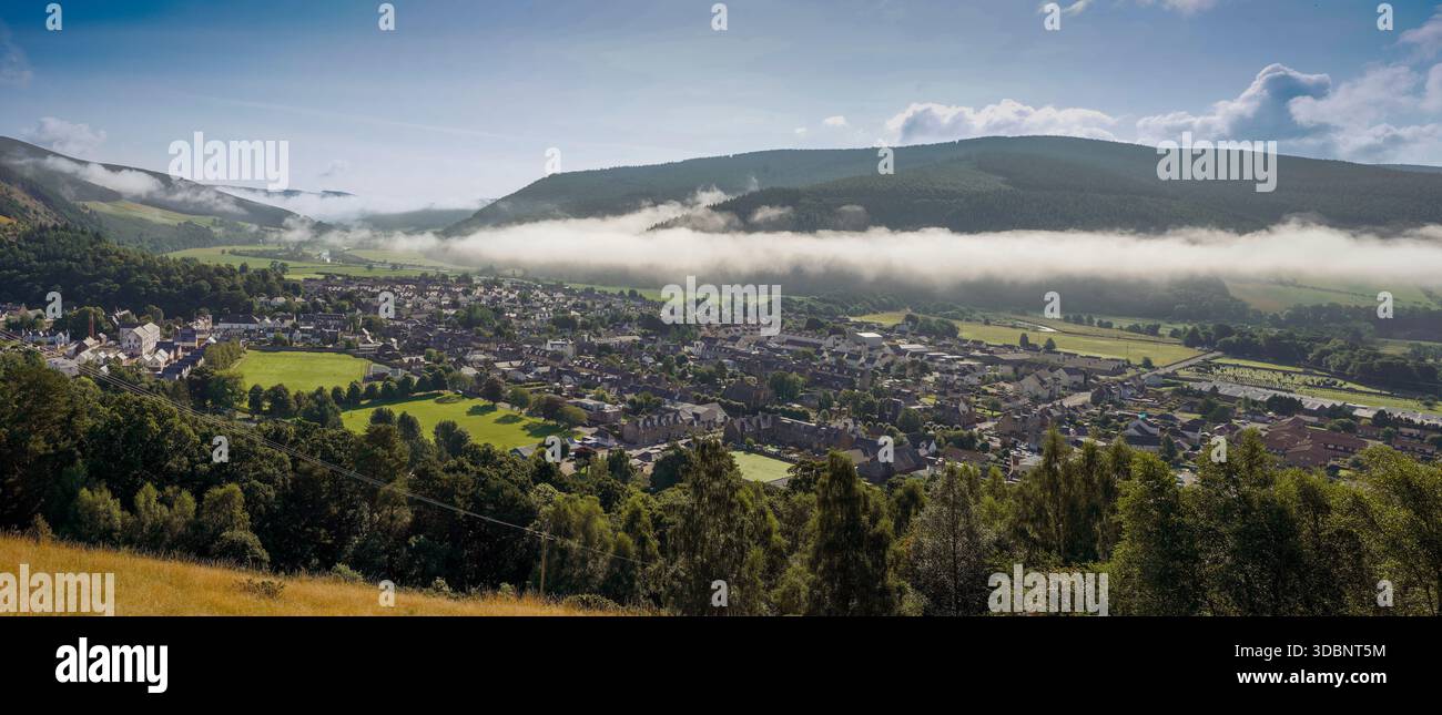 Ein Blick auf das nebelige Tal von Innerleithen, Schottland, zeigt ein ruhiges Dorf eingebettet in sanfte Hügel. Stockfoto
