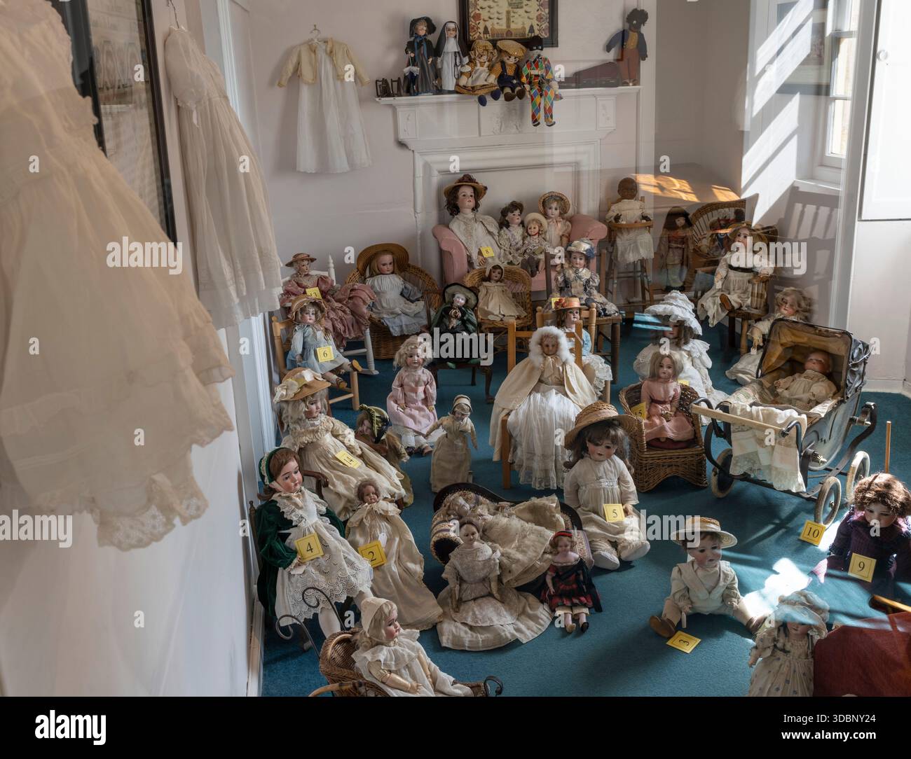 Antique dolls collection -Fotos und -Bildmaterial in hoher