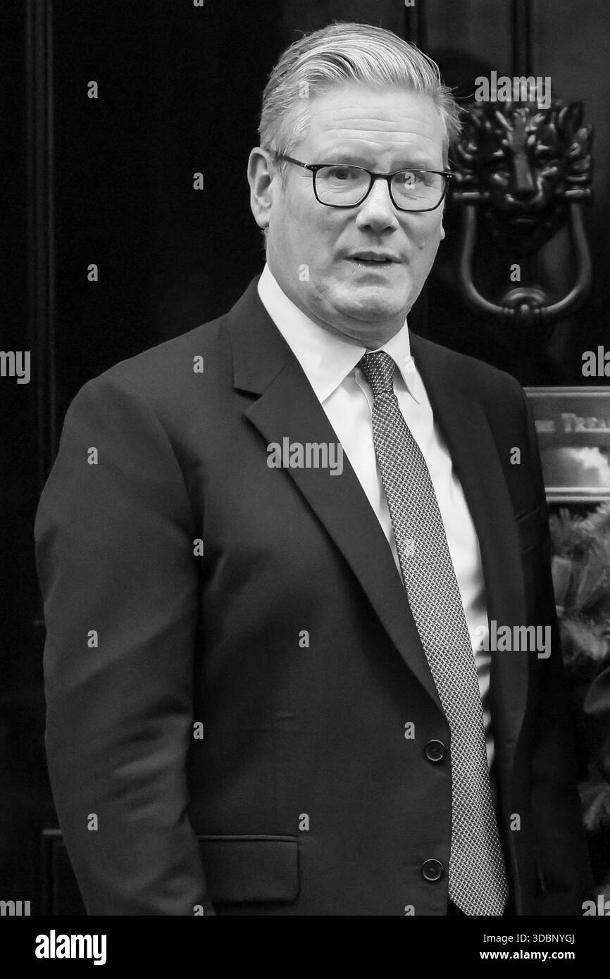 Sir Keir Starmer, Premierminister des Vereinigten Königreichs, Regierungschef, Schwarzweißporträt, Downing Street, Großbritannien Stockfoto