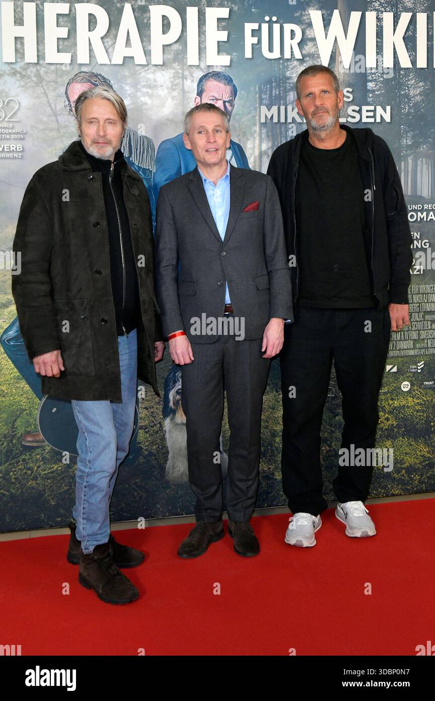 Mads Mikkelsen, Thomas Ostrup Moller und anders Thomas Jensen bei der Premiere des Kinofilms Therapie für Wikinger im Kino im Delphi-Filmpalast. Berlin, 17.12.2025 *** Mads Mikkelsen, Thomas Ostrup Moller und anders Thomas Jensen bei der Premiere der Spielfilmtherapie für wikinger im Delphi Filmpalast Berlin, 17 12 2025 Foto:XM.xBehrensx/xFuturexImagex wikinger_5212 Stockfoto