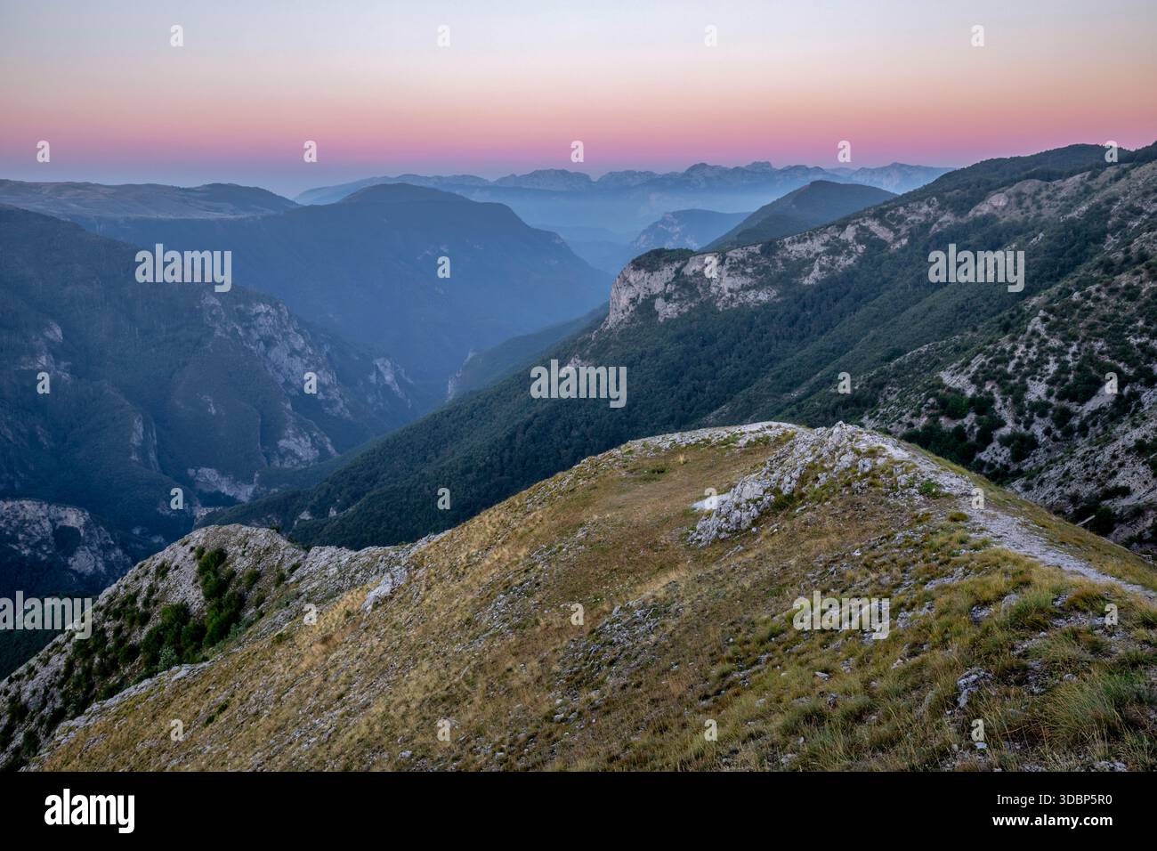 Vom Aussichtspunkt Lukomir ziehen sich die zerklüfteten Klippen und tiefen Täler des Rakitnica Canyon in die Ferne unter den sanften Farbtönen des Sonnenaufgangs. Lukomir, Konjic, Kanton Herzegowina-Neretva, Bosnien und Herzegowina Stockfoto