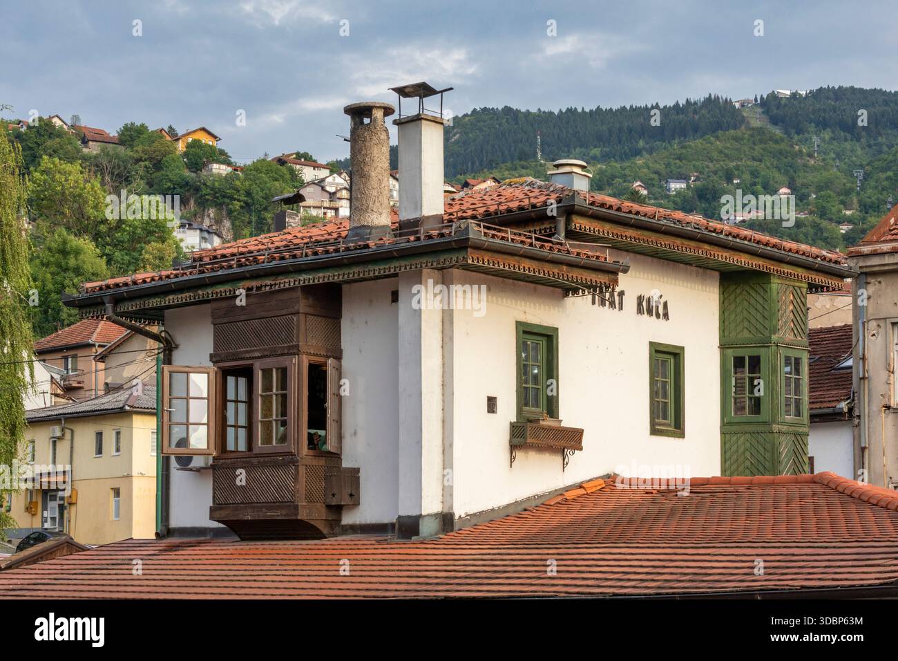 Inat kuca, das historische „Haus der Trotz“, ein Symbol für Sarajevos osmanisches Erbe und lokale Legende, heute als Restaurant. Sarajevo, Kanton Sarajevo, Bosnien und Herzegowina Stockfoto