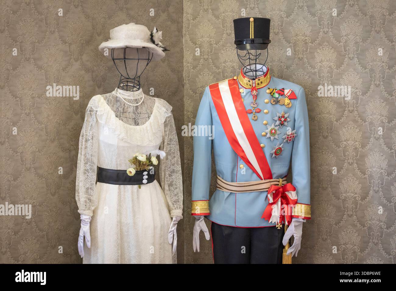 Historische Ausstellung im Rathaus von Sarajevo (Vijecnica) mit den Outfits des Erzherzogs Franz Ferdinand von Österreich und seiner Frau Sophie in der Gedenkecke, die ihrem Besuch im Jahr 1914 und der Ermordung von Sarajevo gewidmet ist. Sarajevo, Bosnien und Herzegowina Stockfoto