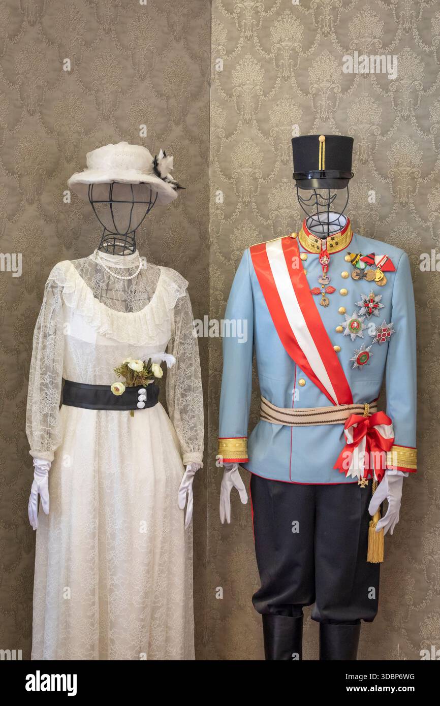 Historische Ausstellung im Rathaus von Sarajevo (Vijecnica) mit den Outfits des Erzherzogs Franz Ferdinand von Österreich und seiner Frau Sophie in der Gedenkecke, die ihrem Besuch im Jahr 1914 und der Ermordung von Sarajevo gewidmet ist. Sarajevo, Bosnien und Herzegowina Stockfoto