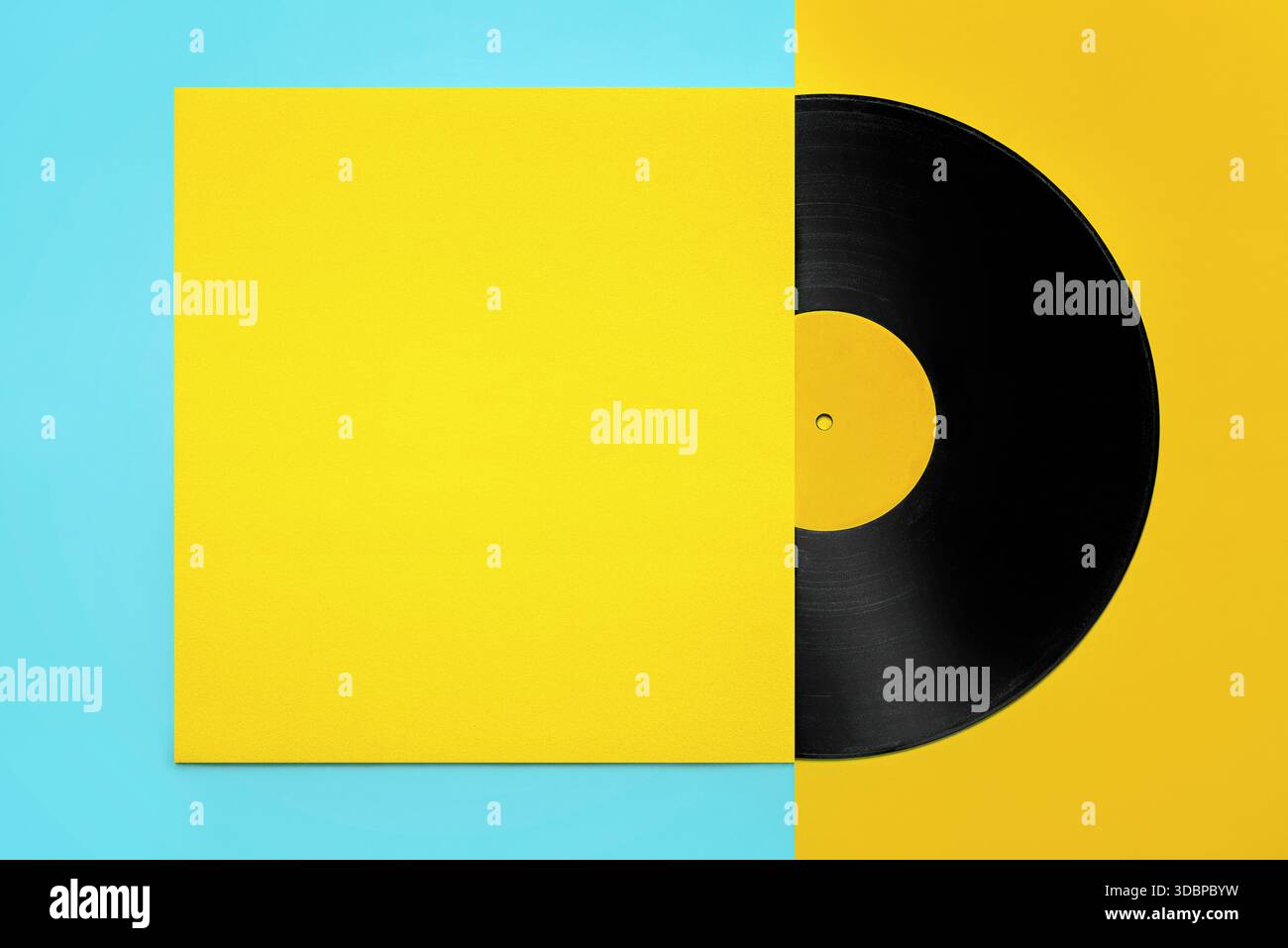 Draufsicht einer klassischen Schallplatte mit Kopierraum für Text auf gelbem Hintergrund. Retro-Musikkonzept Stockfoto