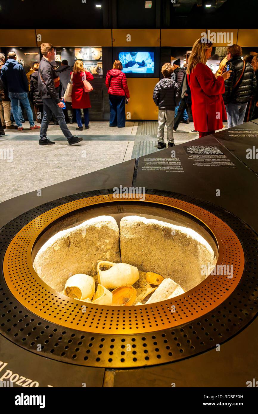 Antike Artefakte von Ausgrabungen, die im Museum der U-Bahn-Station Colosseo-Fori Imperiali in Rom, Italien ausgestellt sind. Stockfoto