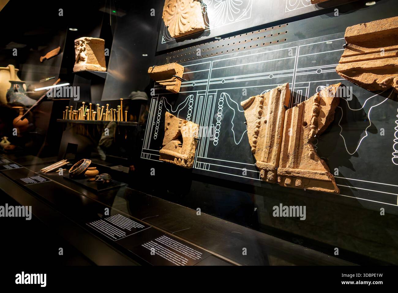 Antike Artefakte von Ausgrabungen, die im Museum der U-Bahn-Station Colosseo-Fori Imperiali in Rom, Italien ausgestellt sind. Stockfoto