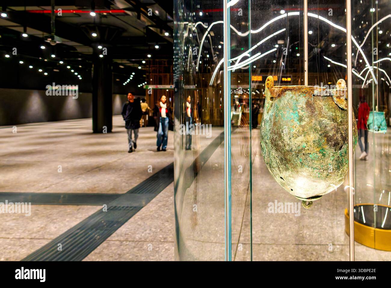 Antike Artefakte von Ausgrabungen, die im Museum der U-Bahn-Station Colosseo-Fori Imperiali in Rom, Italien ausgestellt sind. Stockfoto