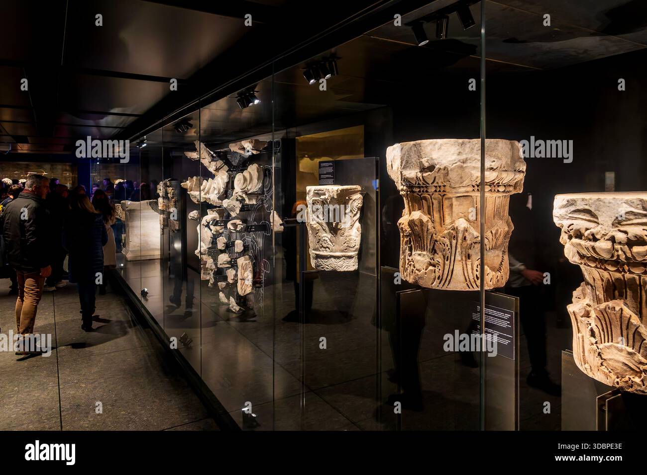 Antike Artefakte von Ausgrabungen, die im Museum der U-Bahn-Station Colosseo-Fori Imperiali in Rom, Italien ausgestellt sind. Stockfoto