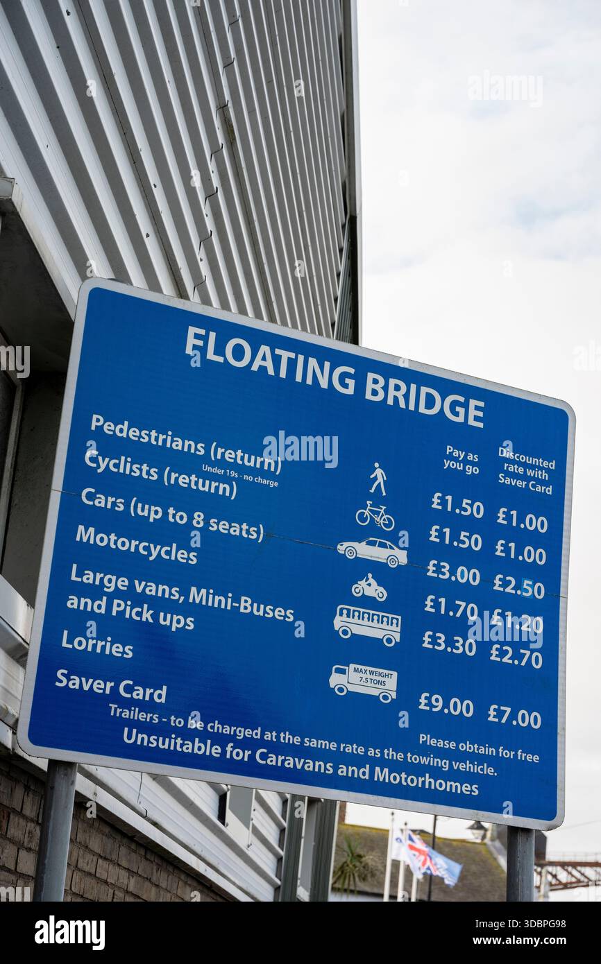 Cowes schwimmende Brücke Kettenfährentarife auf einem großen Schild oben auf der Slipway für die Fähre in East Cowes, Isle of Wight, Großbritannien Stockfoto