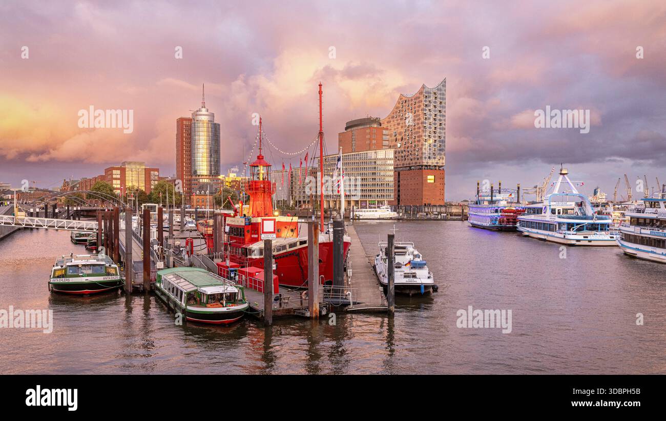 Überseehafen bei Sonnenuntergang. Hamburg, Deutschland. Stockfoto