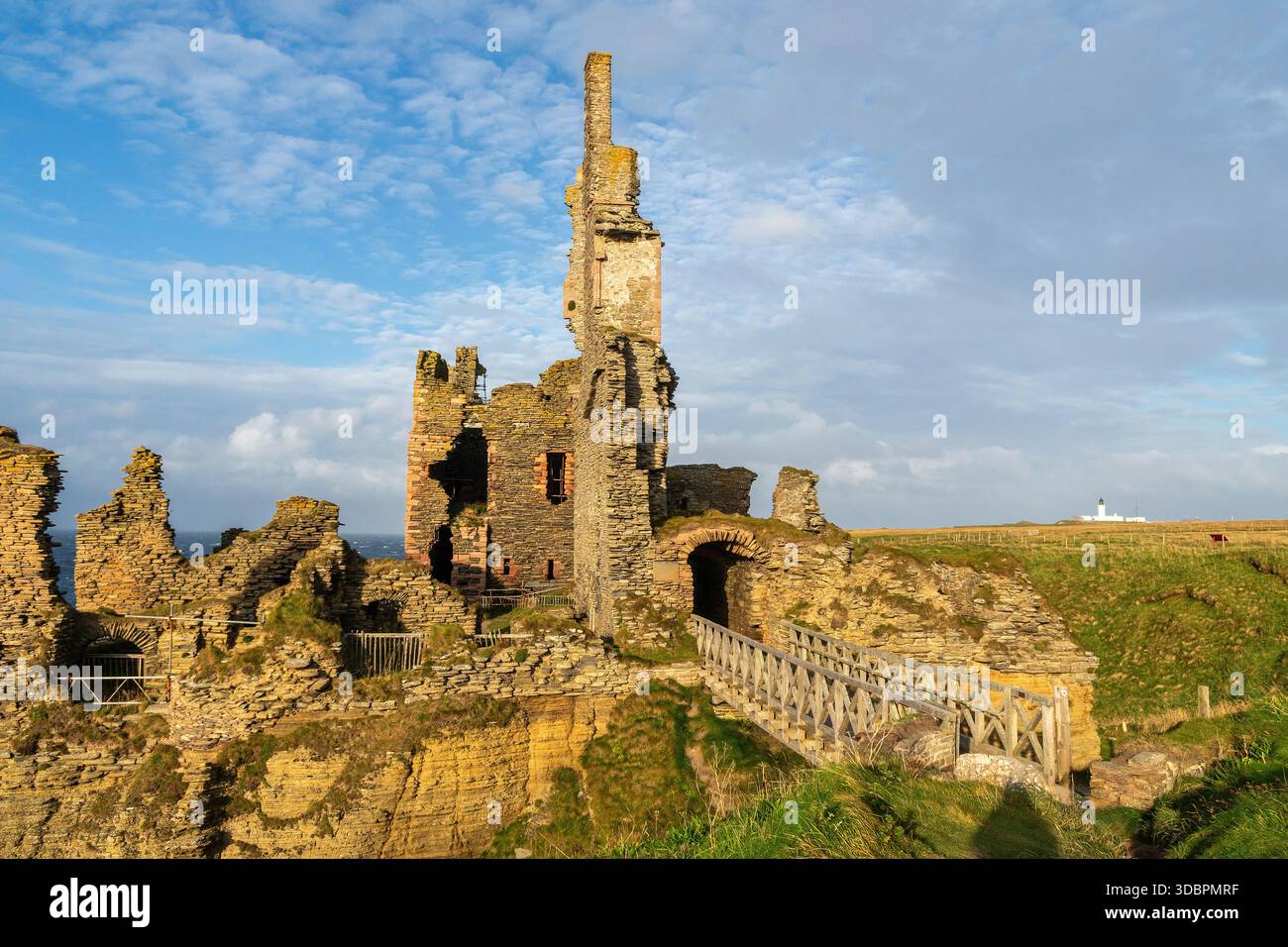 Schottland, Castle Sinclair Girnigoe und Noss Head Lighthouse Stockfoto