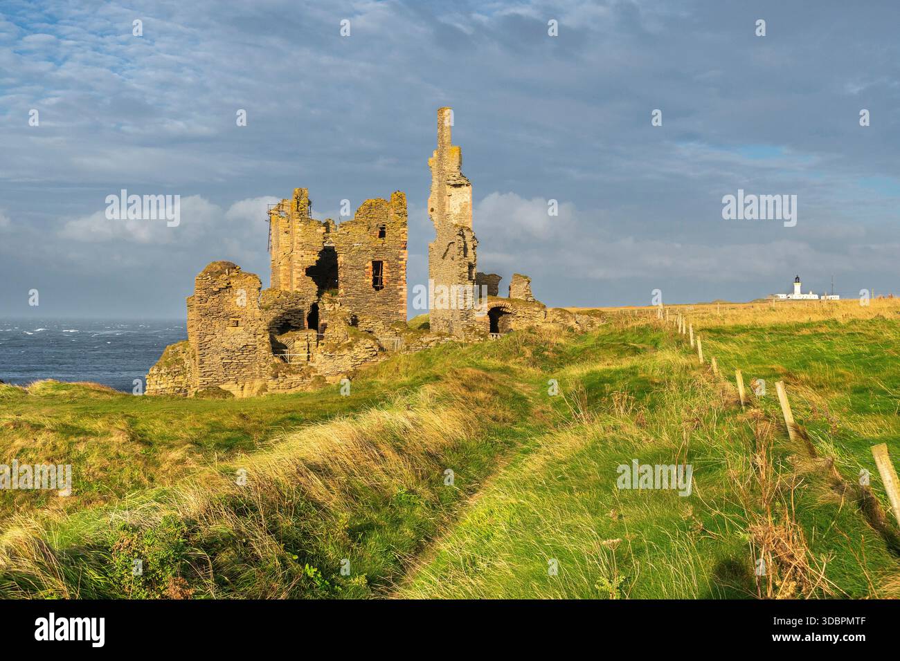 Schottland, Castle Sinclair Girnigoe und Noss Head Lighthouse Stockfoto