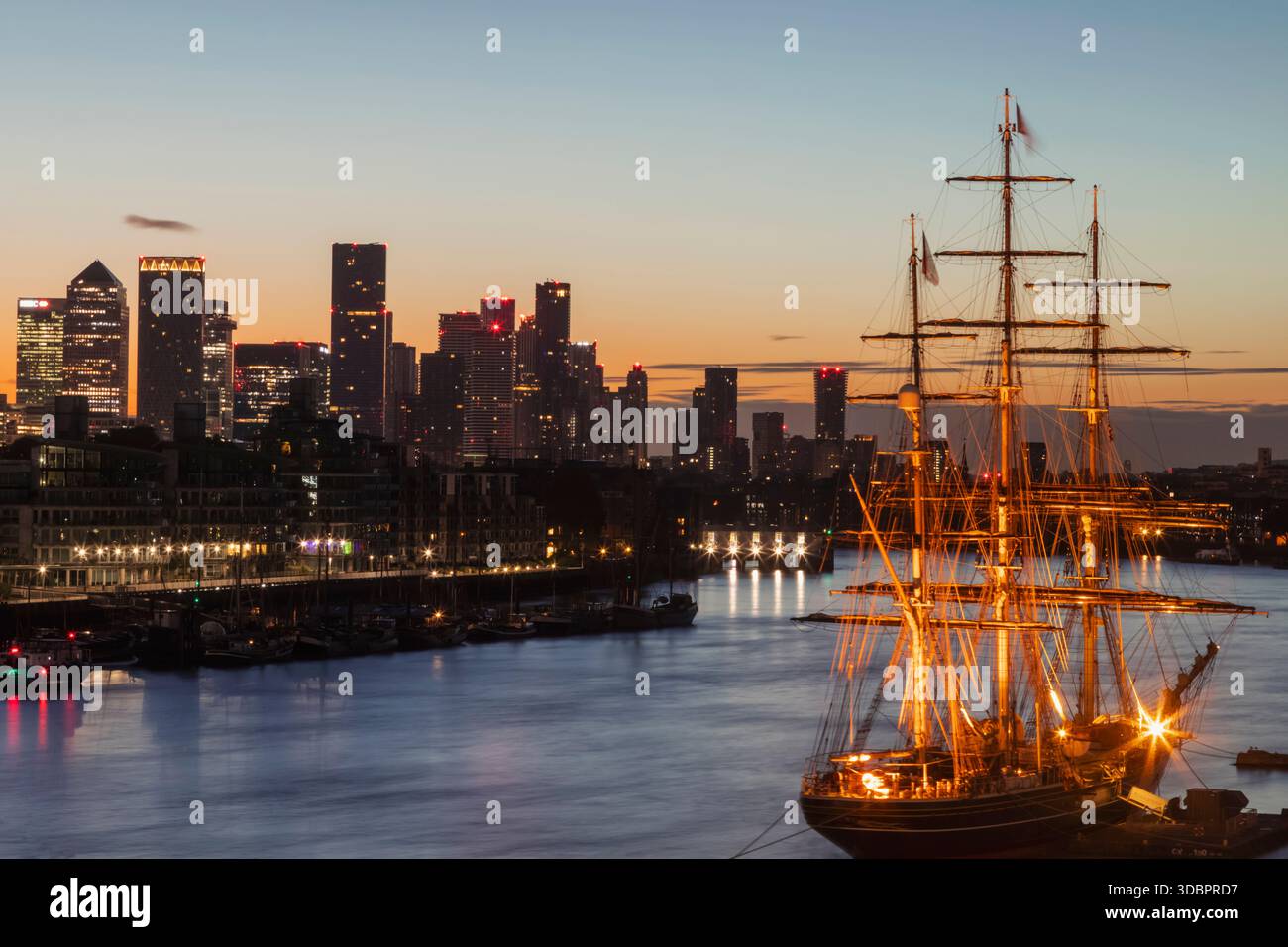 England, London, Docklands, Themse und Canary Wharf Skyline mit dem Stad Amsterdam at Dawn Stockfoto