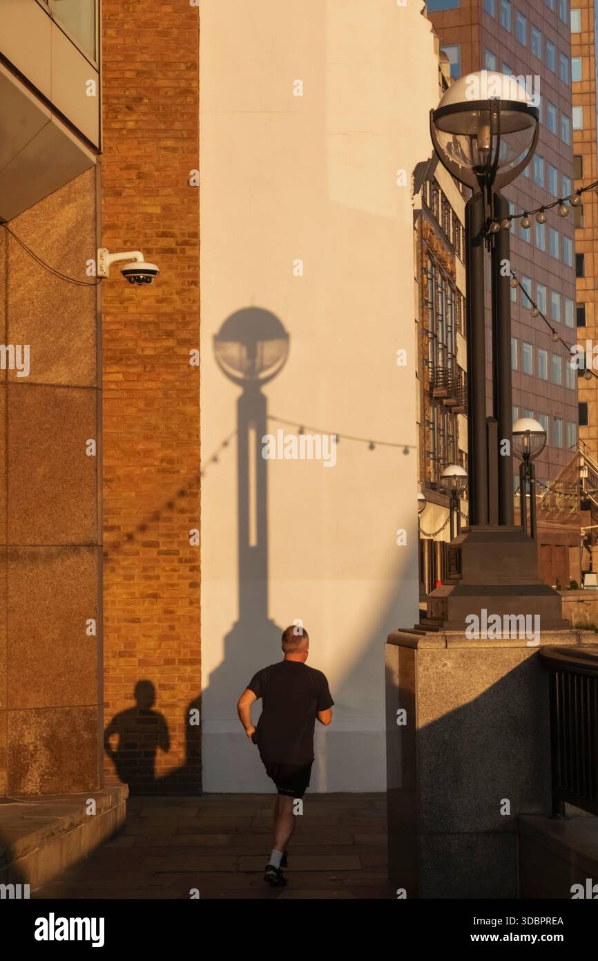 England, London, Southwark, Early Morning Jogger on the Thames Path Stockfoto